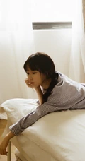 穿竖纹衬衫的马尾辫发型慵懒居家少女高清唯美室内摄影写真美照