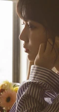 穿竖纹衬衫的马尾辫发型慵懒居家少女高清唯美室内摄影写真美照