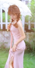 享受户外阳光，双麻花辫 粉裙 染发发型 美肩美少女高清2K手机壁纸图片