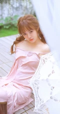 享受户外阳光，双麻花辫 粉裙 染发发型 美肩美少女高清2K手机壁纸图片