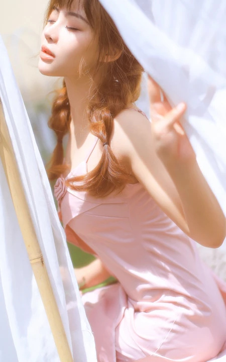 享受户外阳光，双麻花辫 粉裙 染发发型 美肩美少女高清2K手机壁纸图片