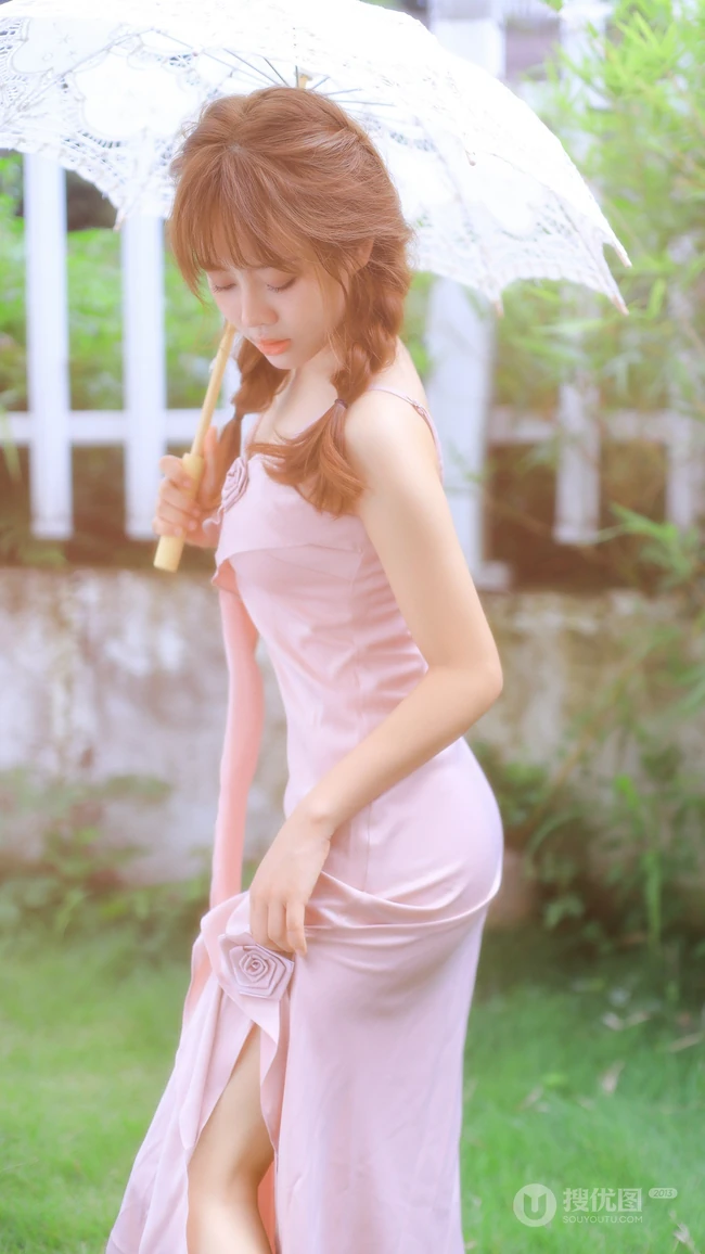 享受户外阳光，双麻花辫 粉裙 染发发型 美肩美少女高清2K手机壁纸图片