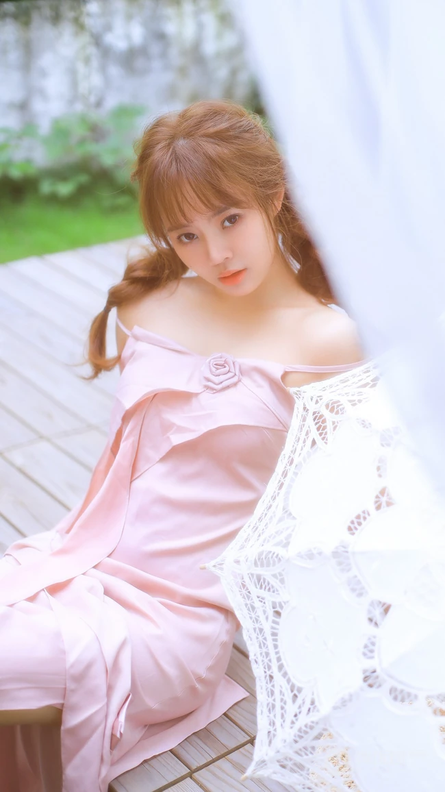 享受户外阳光，双麻花辫 粉裙 染发发型 美肩美少女高清2K手机壁纸图片