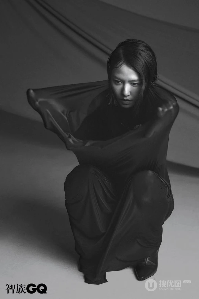 谭维维流泪妆，暗黑风格写真登《智族gq》最新杂志写真图片