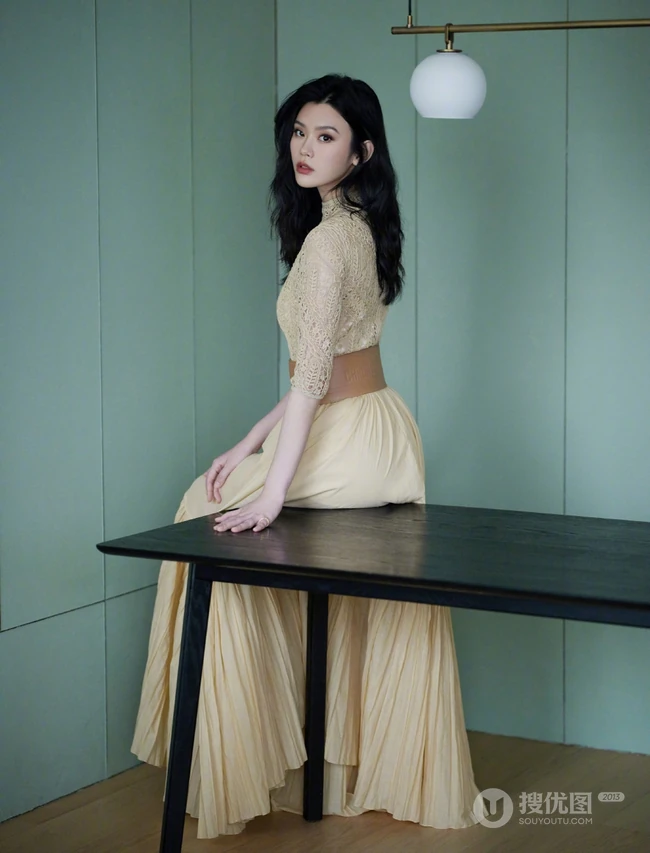 奚梦瑶暖暖米色蕾丝束腰连衣长裙气质如兰更衣室写真美照