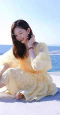 江疏影米黄色印花蕾丝裙户外旅拍坐游艇，玩天鹅气垫船可爱自拍图片