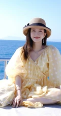 江疏影米黄色印花蕾丝裙户外旅拍坐游艇，玩天鹅气垫船可爱自拍图片