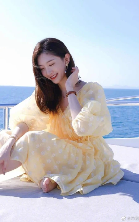 江疏影米黄色印花蕾丝裙户外旅拍坐游艇，玩天鹅气垫船可爱自拍图片
