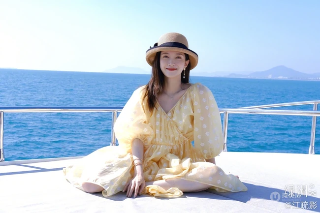 江疏影米黄色印花蕾丝裙户外旅拍坐游艇，玩天鹅气垫船可爱自拍图片