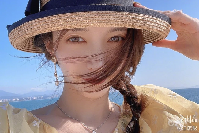 江疏影米黄色印花蕾丝裙户外旅拍坐游艇，玩天鹅气垫船可爱自拍图片