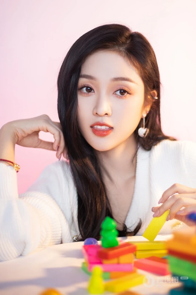 吴宣仪玩小孩积木可爱动人12连拍生活随拍写真美照
