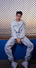 许魏洲身着白色运动套装迎接红色晚霞帅气背影侧颜写真图片