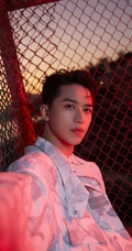 许魏洲身着白色运动套装迎接红色晚霞帅气背影侧颜写真图片