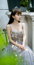 女生歌手阿兰气质V领肩带蕾丝针织长裙礼服优雅动人写真照
