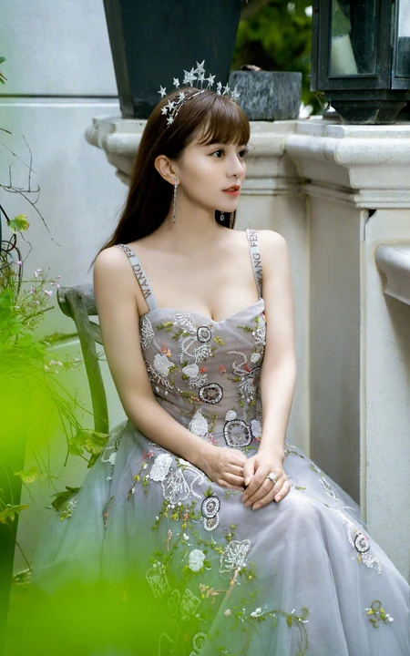 女生歌手阿兰气质V领肩带蕾丝针织长裙礼服优雅动人写真照