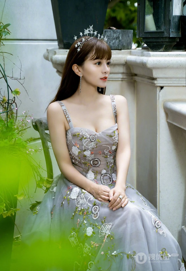 女生歌手阿兰气质V领肩带蕾丝针织长裙礼服优雅动人写真照