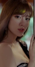 气质如兰，美丽大方，阿兰气质拼接撞色带钻定制礼服穿搭写真美照