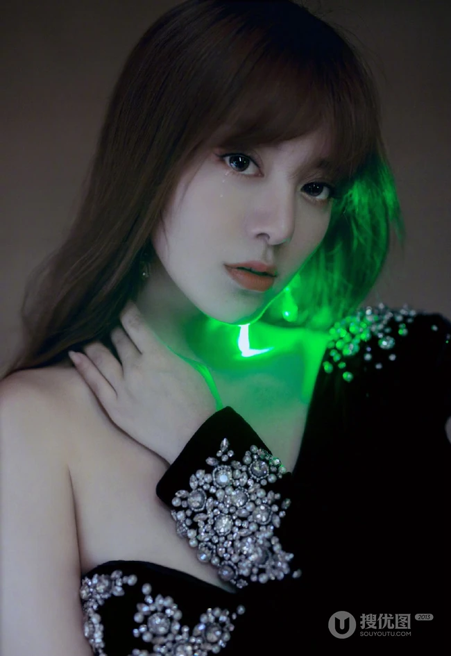 气质如兰，美丽大方，阿兰气质拼接撞色带钻定制礼服穿搭写真美照