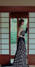 气质如兰，美丽大方，阿兰气质拼接撞色带钻定制礼服穿搭写真美照