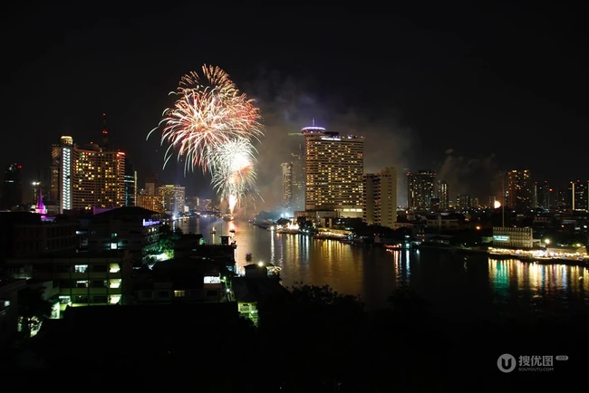 城市夜空中绽放的璀璨烟花唯美定格画面意境图片