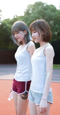 少女闺蜜一对，白色背心短裤少女闺蜜校园家居服可爱动人写真美照
