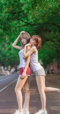 少女闺蜜一对，白色背心短裤少女闺蜜校园家居服可爱动人写真美照