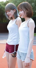 少女闺蜜一对，白色背心短裤少女闺蜜校园家居服可爱动人写真美照