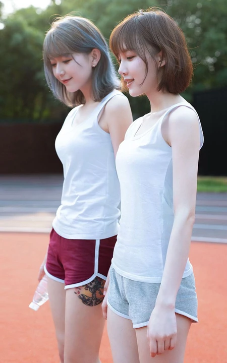 少女闺蜜一对，白色背心短裤少女闺蜜校园家居服可爱动人写真美照