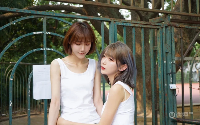 少女闺蜜一对，白色背心短裤少女闺蜜校园家居服可爱动人写真美照