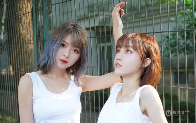 少女闺蜜一对，白色背心短裤少女闺蜜校园家居服可爱动人写真美照