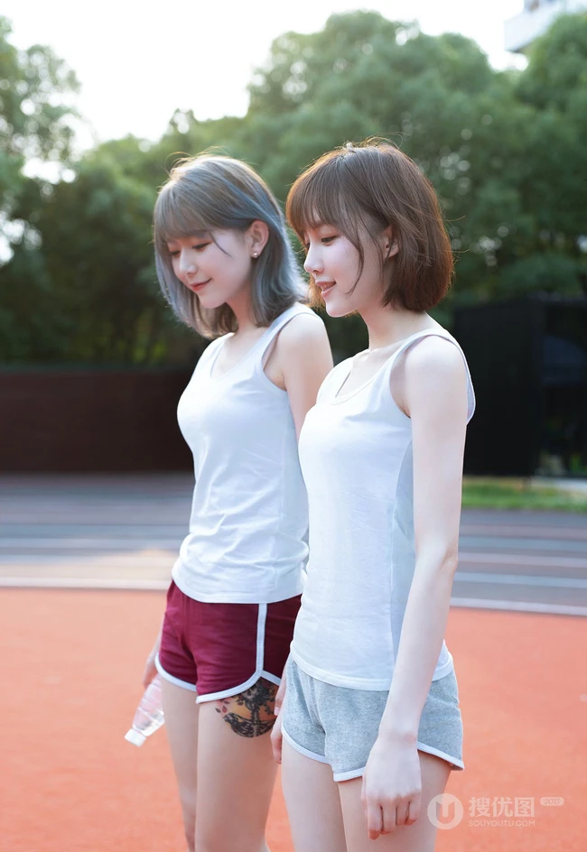 少女闺蜜一对，白色背心短裤少女闺蜜校园家居服可爱动人写真美照