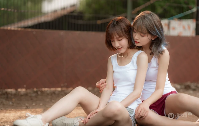 少女闺蜜一对，白色背心短裤少女闺蜜校园家居服可爱动人写真美照