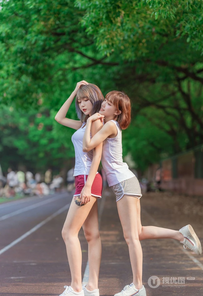 少女闺蜜一对，白色背心短裤少女闺蜜校园家居服可爱动人写真美照