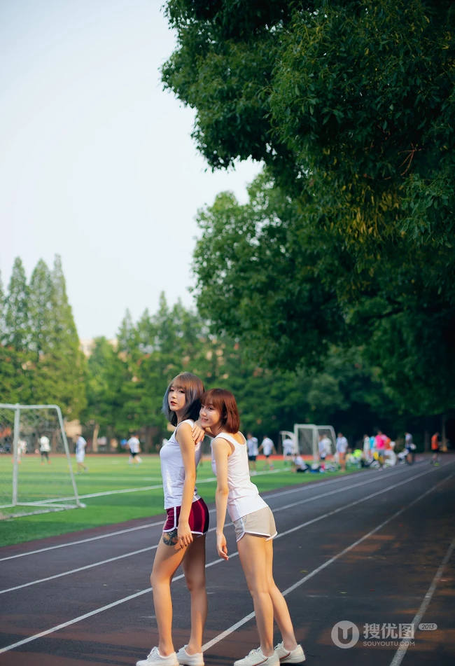 少女闺蜜一对，白色背心短裤少女闺蜜校园家居服可爱动人写真美照