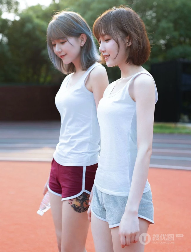 少女闺蜜一对，白色背心短裤少女闺蜜校园家居服可爱动人写真美照