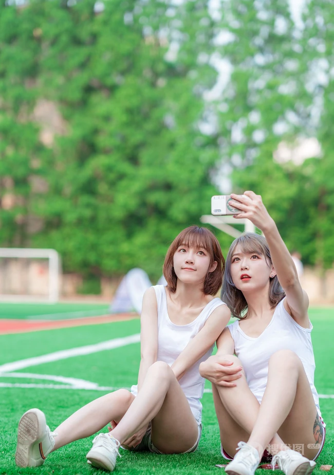 少女闺蜜一对，白色背心短裤少女闺蜜校园家居服可爱动人写真美照