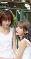 少女闺蜜一对，白色背心短裤少女闺蜜校园家居服可爱动人写真美照
