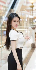 开叉黑裙的独特魅力，女生轻熟玉兔mikiV领白衫黑裙袜装穿搭逛商城写真套图