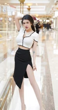 开叉黑裙的独特魅力，女生轻熟玉兔mikiV领白衫黑裙袜装穿搭逛商城写真套图