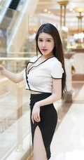 开叉黑裙的独特魅力，女生轻熟玉兔mikiV领白衫黑裙袜装穿搭逛商城写真套图