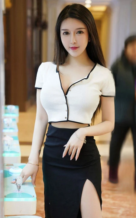 开叉黑裙的独特魅力，女生轻熟玉兔mikiV领白衫黑裙袜装穿搭逛商城写真套图