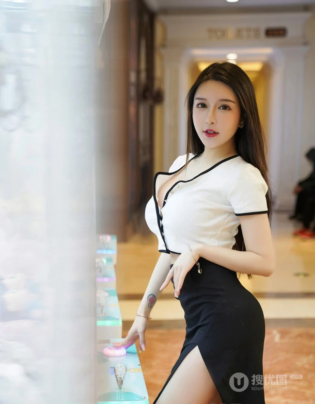 开叉黑裙的独特魅力，女生轻熟玉兔mikiV领白衫黑裙袜装穿搭逛商城写真套图