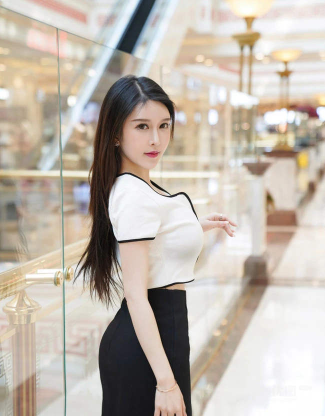 开叉黑裙的独特魅力，女生轻熟玉兔mikiV领白衫黑裙袜装穿搭逛商城写真套图