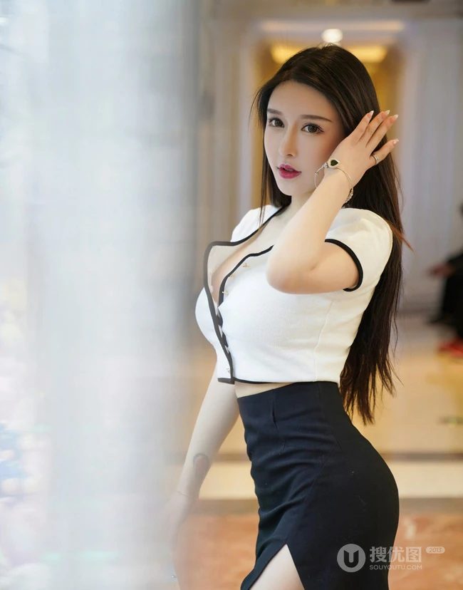 开叉黑裙的独特魅力，女生轻熟玉兔mikiV领白衫黑裙袜装穿搭逛商城写真套图
