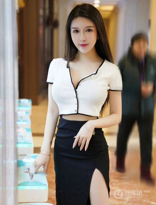 开叉黑裙的独特魅力，女生轻熟玉兔mikiV领白衫黑裙袜装穿搭逛商城写真套图