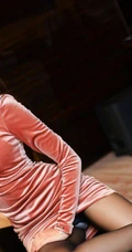 气质时尚女生王馨瑶金丝绒面连衣长裙深袜袜穿搭显线条感柔美吸睛室内写真套图