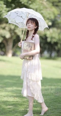 赤足行走在草地上的清纯肩带蕾丝裙双麻花辫少女超美高清写真图片