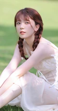 赤足行走在草地上的清纯肩带蕾丝裙双麻花辫少女超美高清写真图片