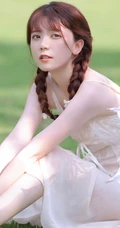 赤足行走在草地上的清纯肩带蕾丝裙双麻花辫少女超美高清写真图片