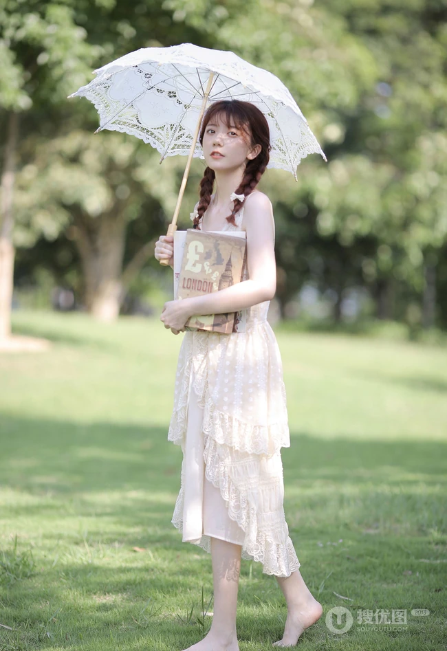 赤足行走在草地上的清纯肩带蕾丝裙双麻花辫少女超美高清写真图片